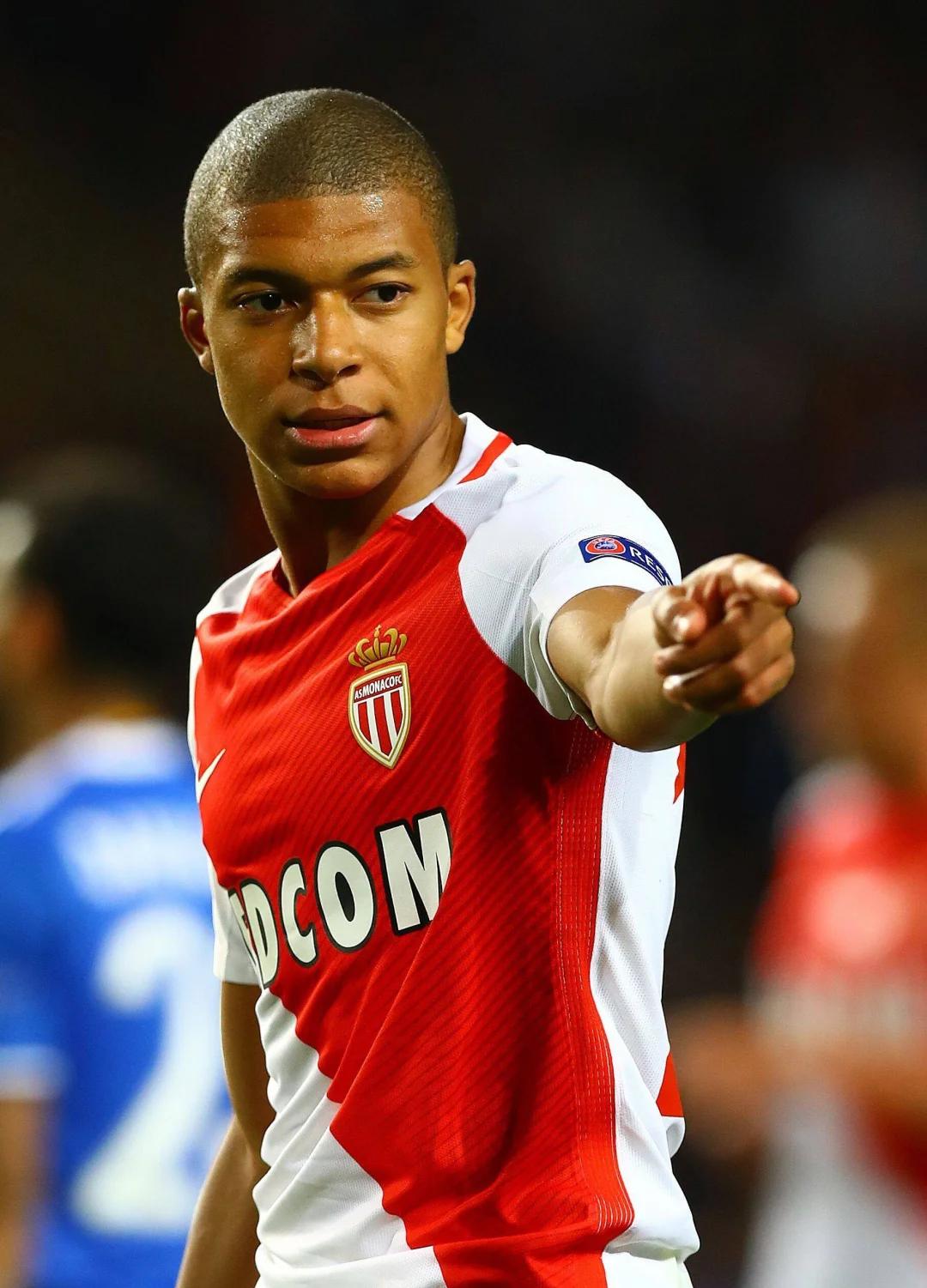 关于欧洲足球赛场上演精彩战役，球员力求卓越表现的信息