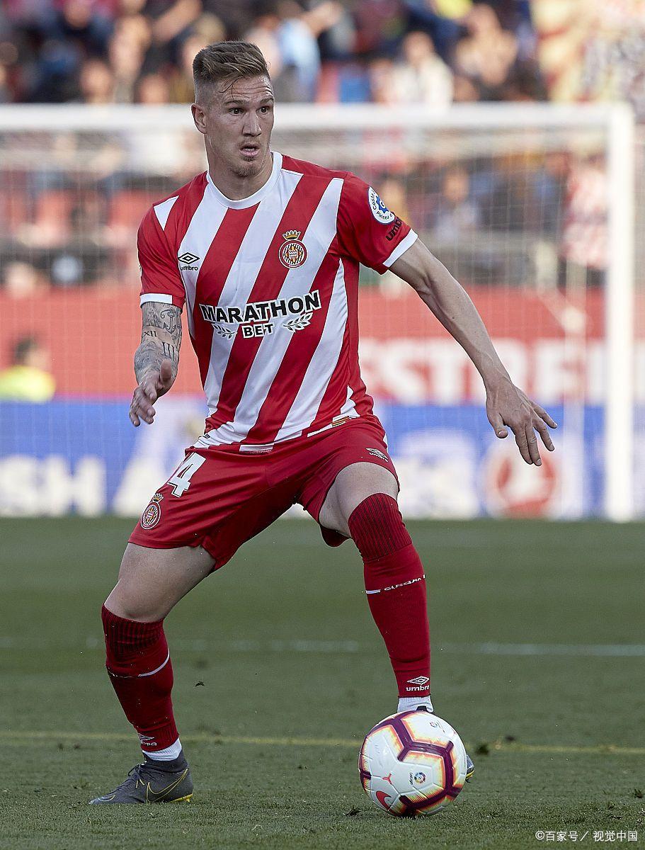 阿拉维斯俱乐部球员在比赛中展现出色的防守