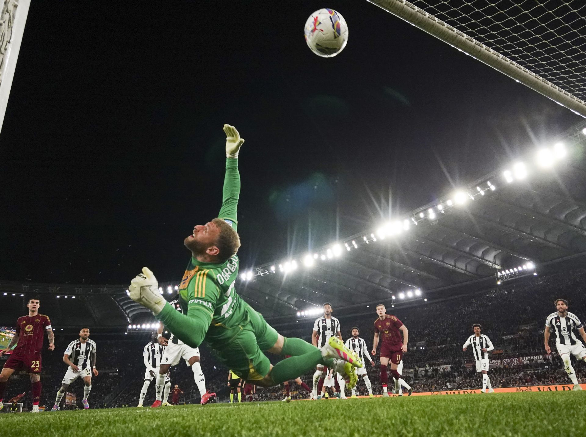 开云体育网站-罗马主场胜利，与巨人争取意甲王座