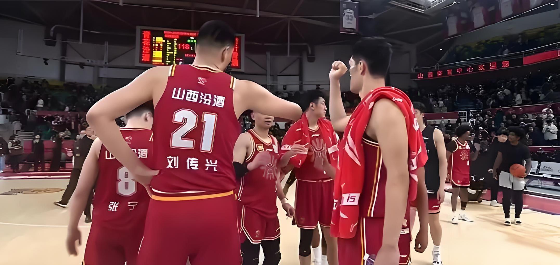 球队在比赛中拼尽全力，力争获得胜利