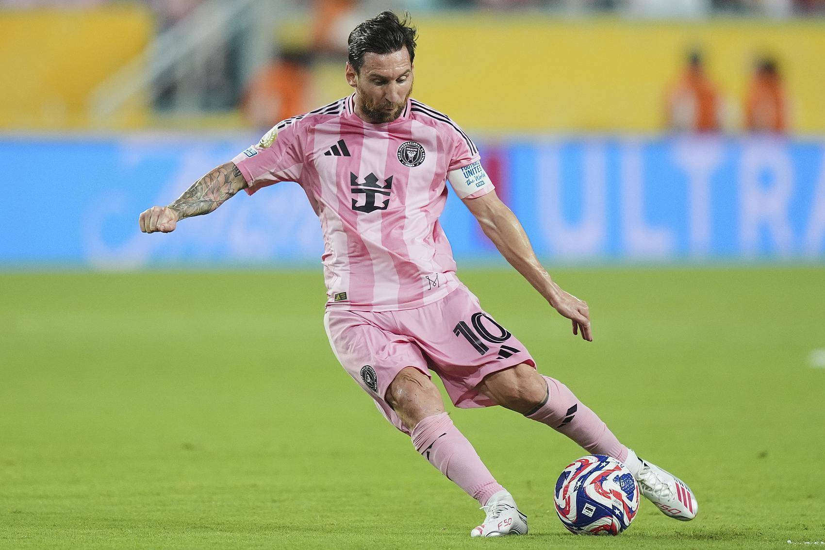 意大利女足选手在国际比赛中勇敢拼搏